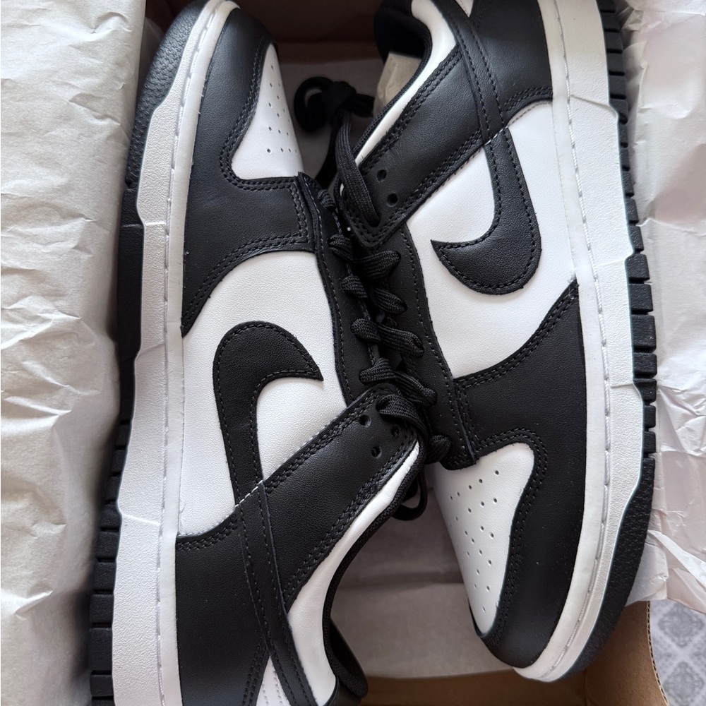 Nike Men's Black and White Sneakers